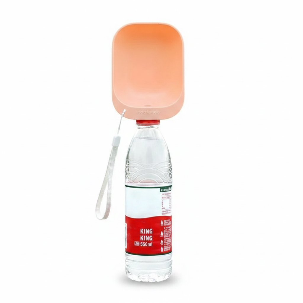 Garrafa bebedouro portátil para cães dobrável com tigela integrada em fundo branco
