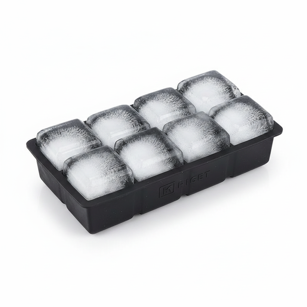 Forma de gelo em silicone com cubos grandes e tampa fechada em fundo branco