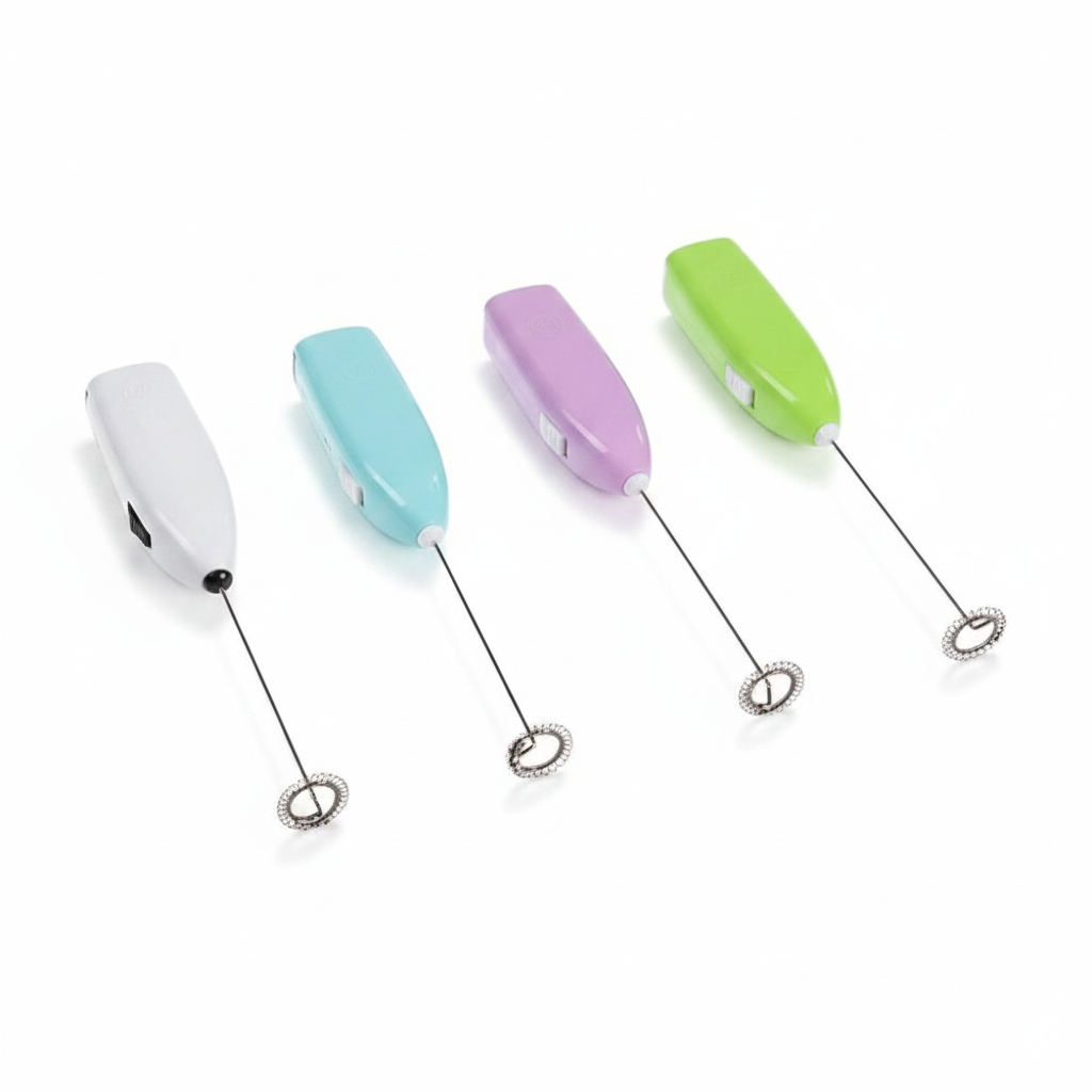 Batedor elétrico de leite e ovos mini mixer portátil em fundo branco