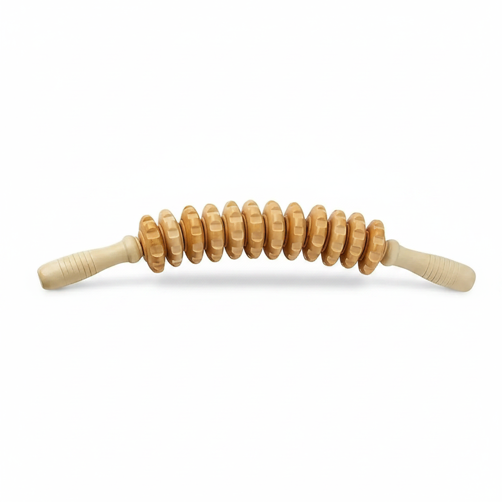 Massageador corporal de madeira rolo manual em fundo branco