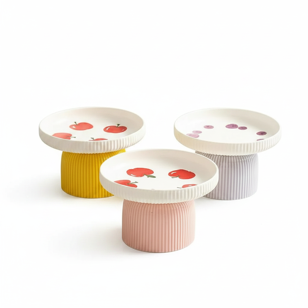 Tigela elevada de cerâmica para gatos e cães antiderrapante ergonômica em fundo branco