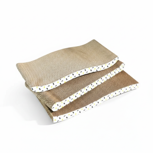 Arranhador de papelão ondulado formato onda para gatos em fundo branco