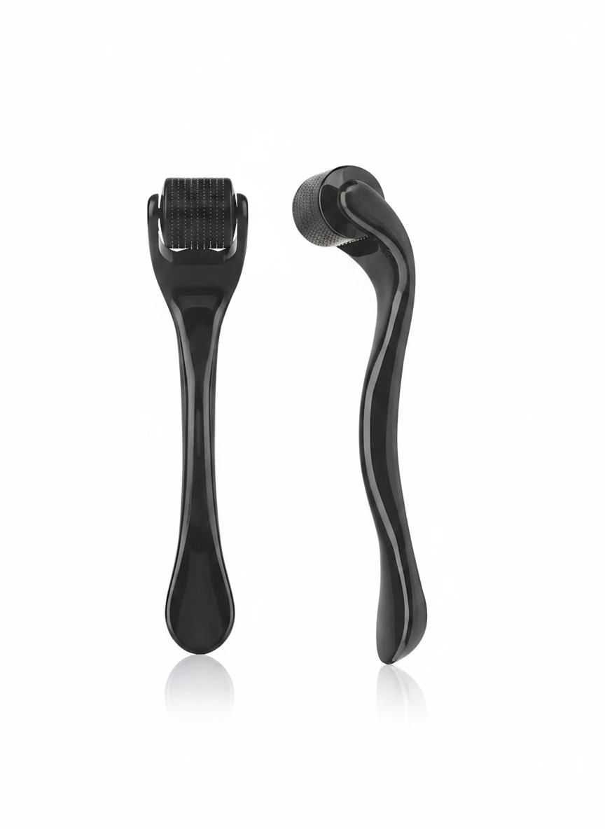 Dermaroller 540 agulhas de titânio para microagulhamento facial em fundo branco
