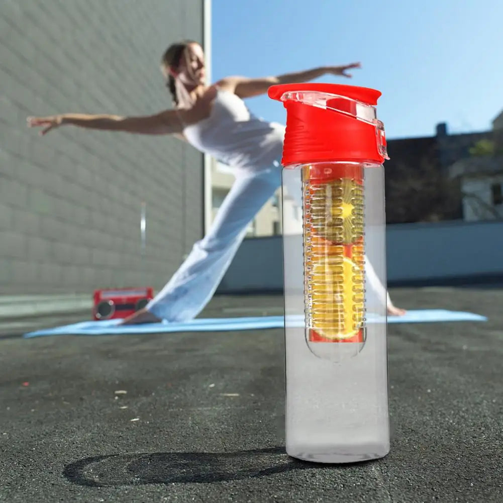 Garrafa de água infusora de frutas esportiva em fundo branco