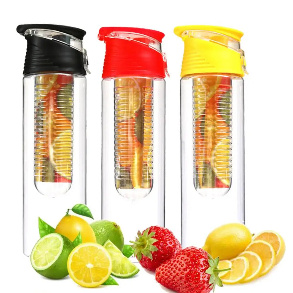 Garrafa de água infusora de frutas esportiva em fundo branco