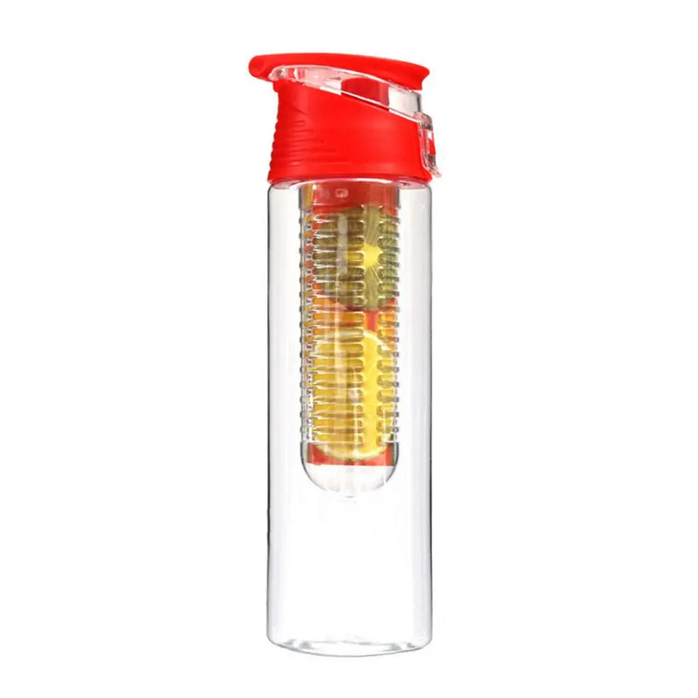 Garrafa de água infusora de frutas esportiva em fundo branco