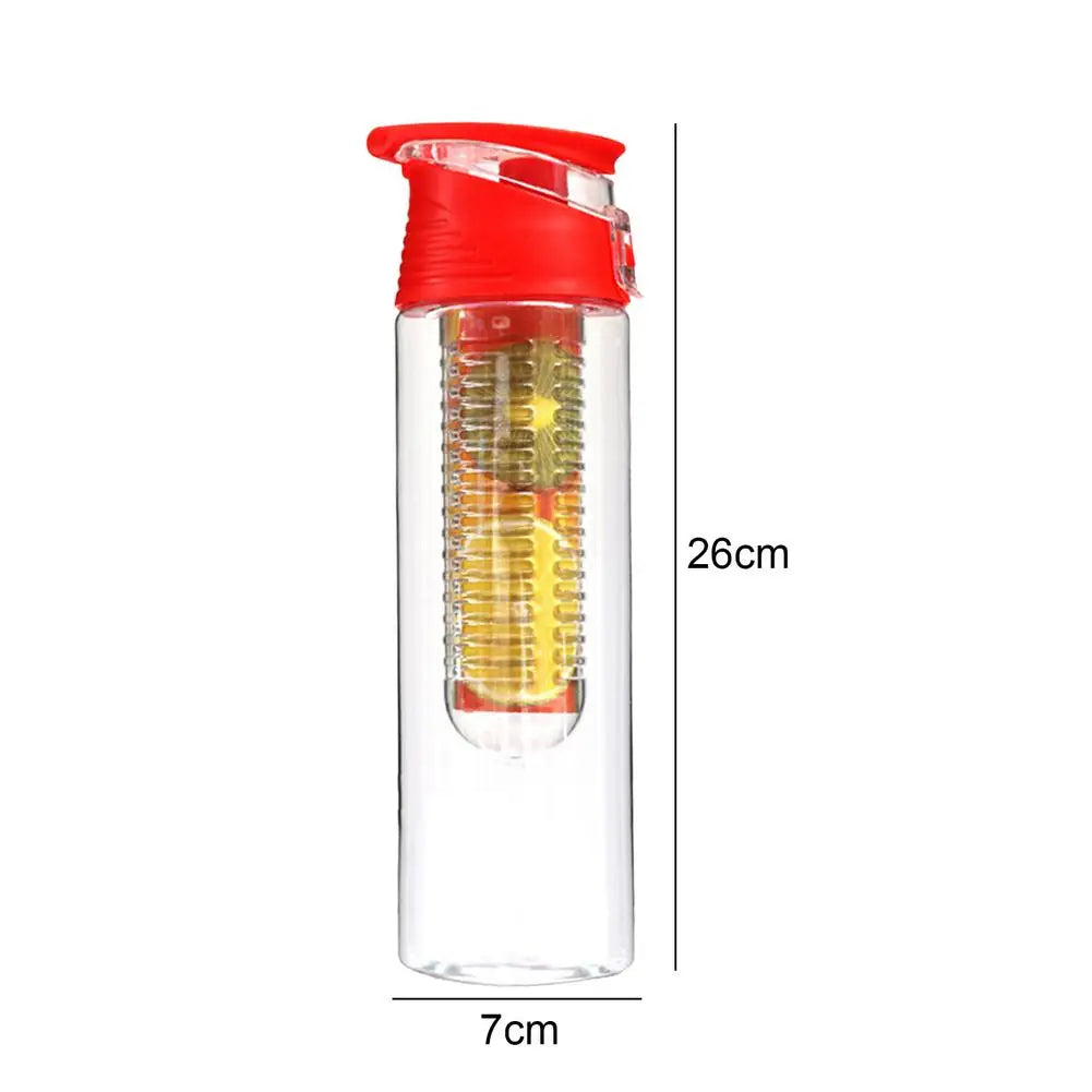 Garrafa de água infusora de frutas esportiva em fundo branco