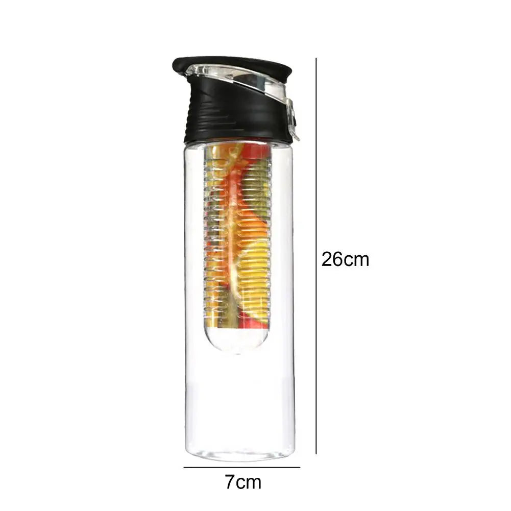 Garrafa de água infusora de frutas esportiva em fundo branco