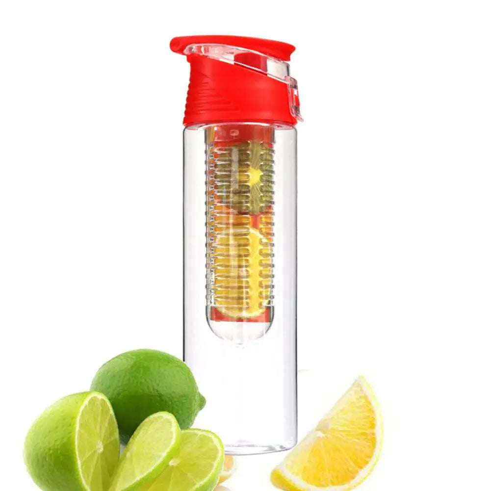 Garrafa de água infusora de frutas esportiva em fundo branco