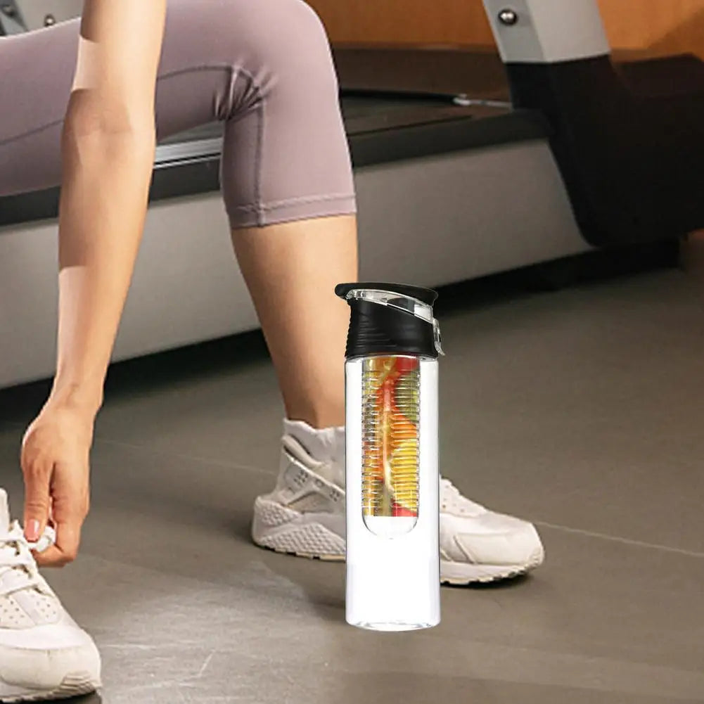Garrafa de água infusora de frutas esportiva em fundo branco