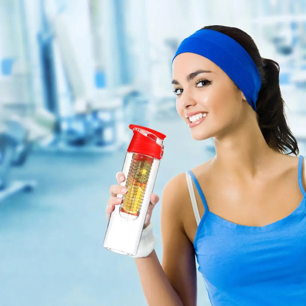 Garrafa de água infusora de frutas esportiva em fundo branco