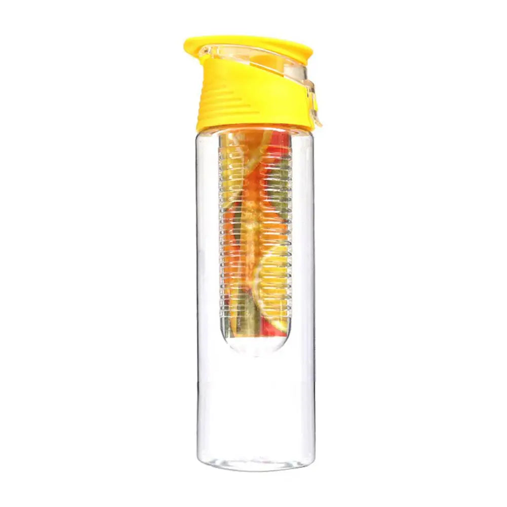Garrafa de água infusora de frutas esportiva em fundo branco