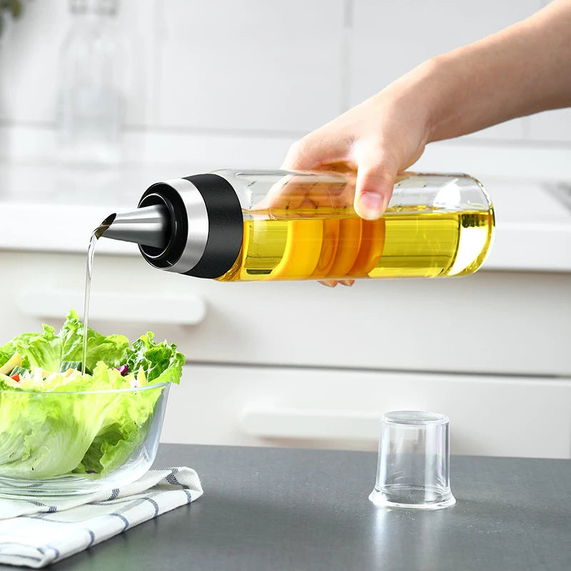 Dispenser de azeite e óleo 500ml com medidor e bico antivazamento em fundo branco
