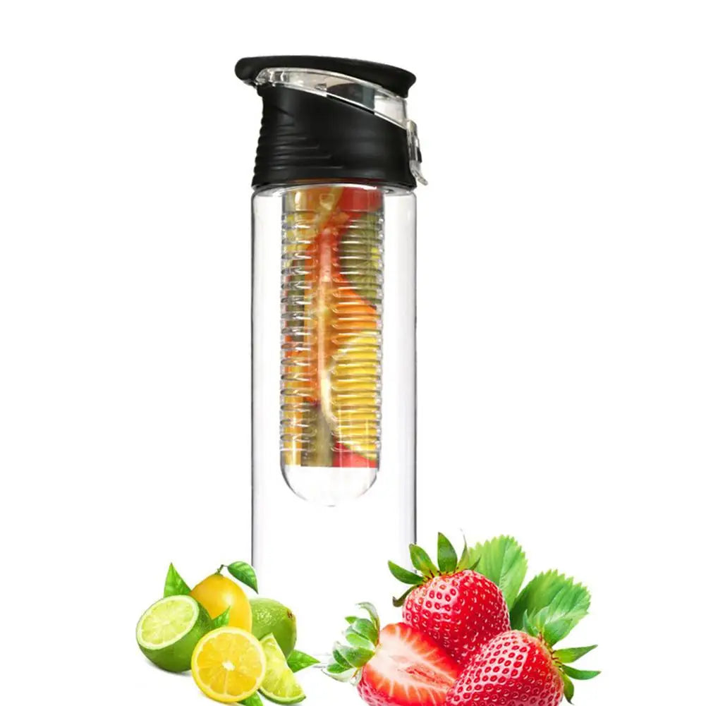 Garrafa de água infusora de frutas esportiva em fundo branco