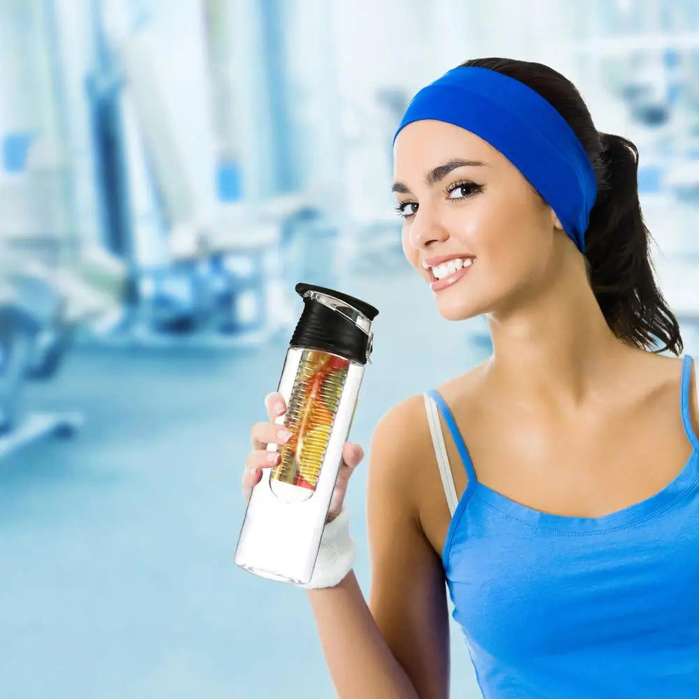 Garrafa de água infusora de frutas esportiva em fundo branco