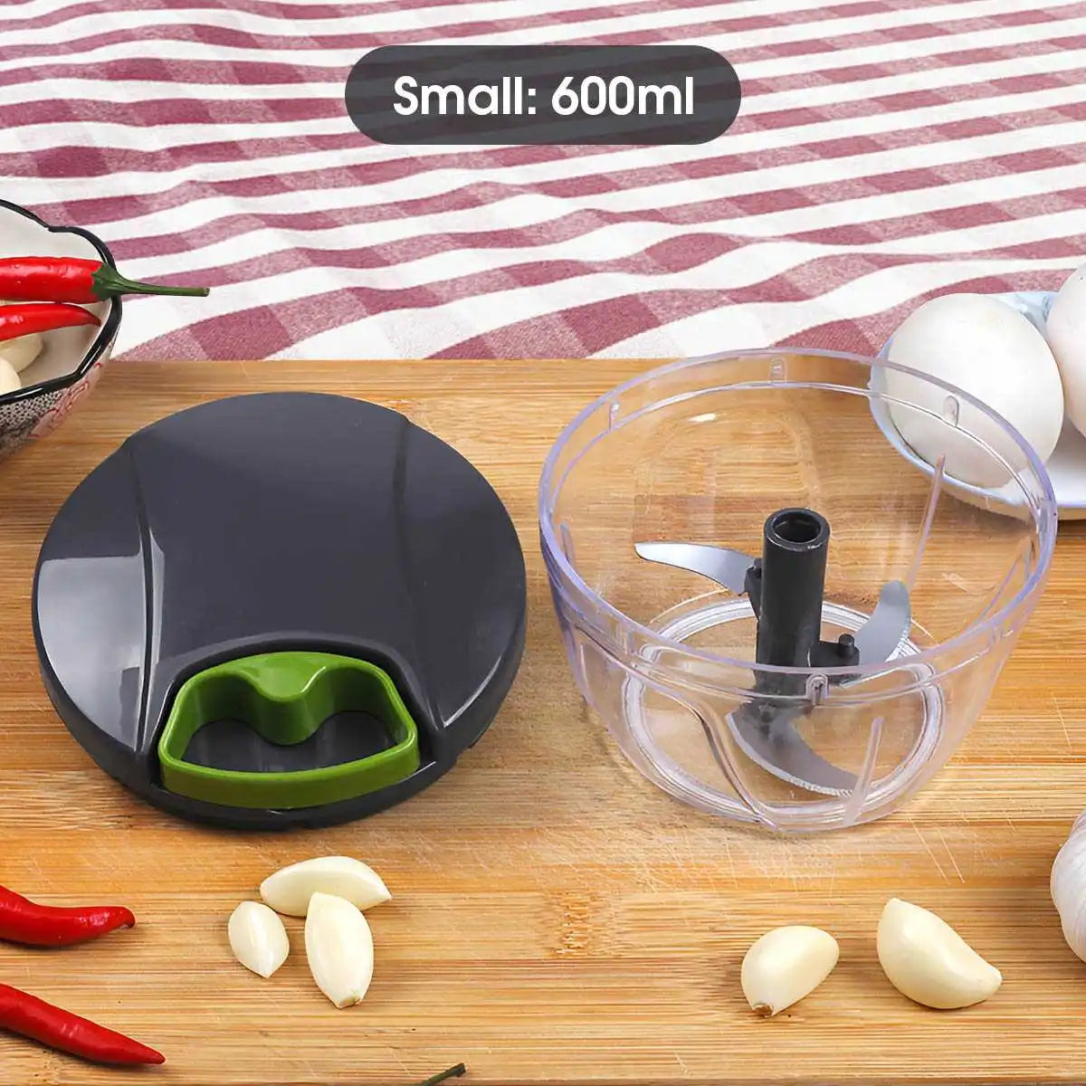 Picador manual de cordinha para alho cebola e legumes em fundo branco