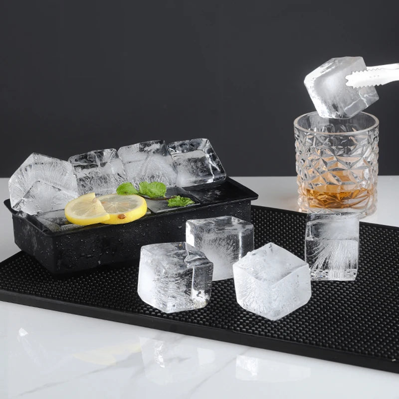 Forma de gelo em silicone com cubos grandes e tampa fechada em fundo branco