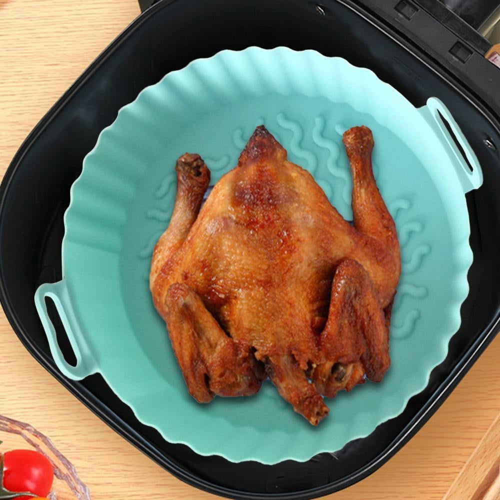Forma de silicone para air fryer reutilizável antiaderente em fundo branco