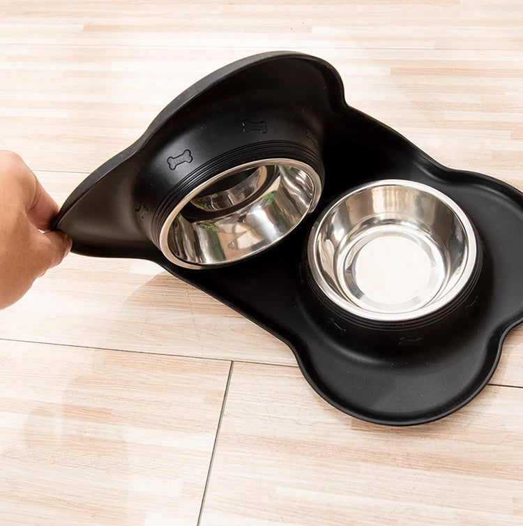 Comedouro silicone duplo com tigelas aço inox removíveis em fundo branco