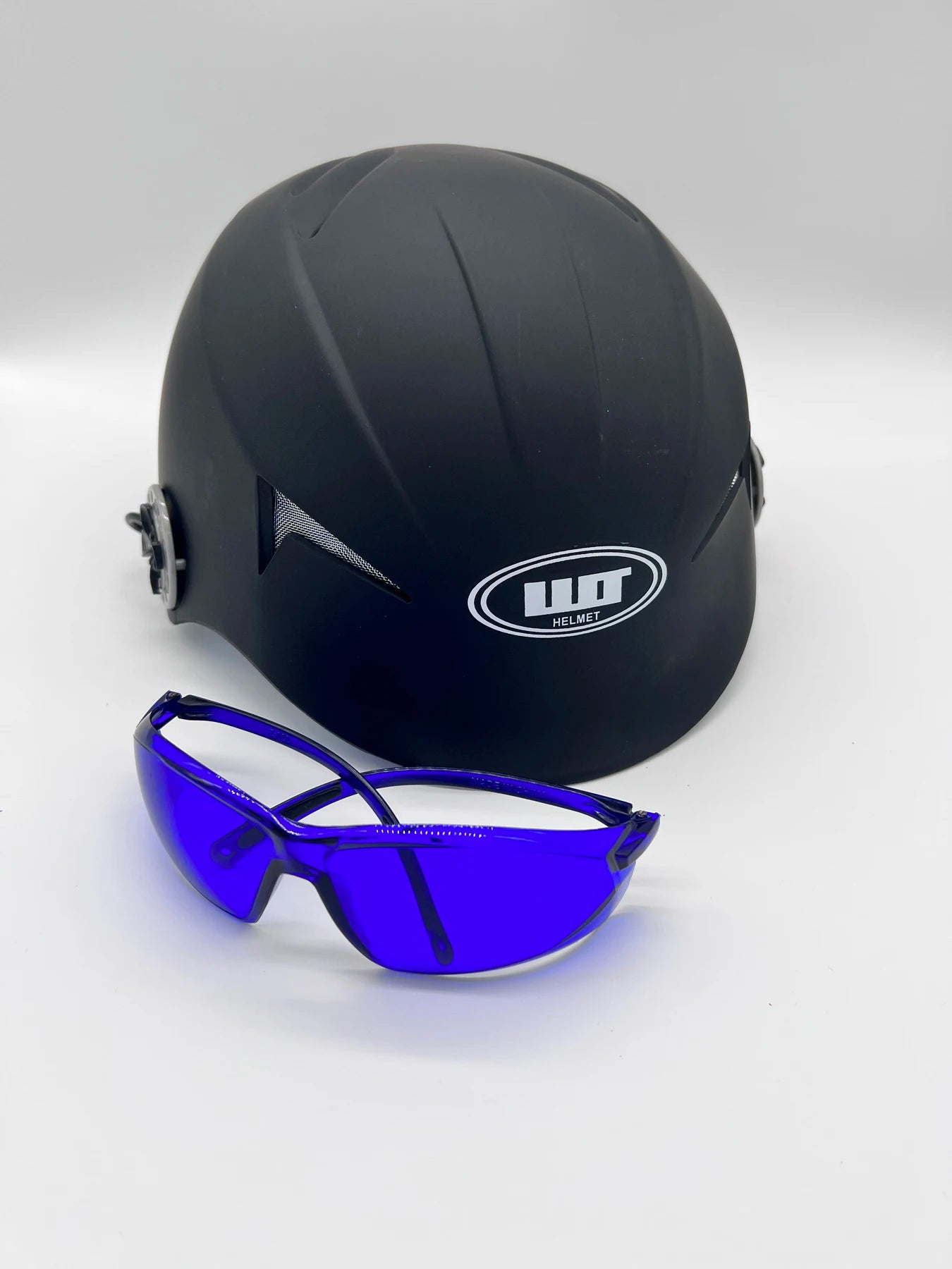 Capacete laser LED fototerapia para crescimento capilar em fundo branco