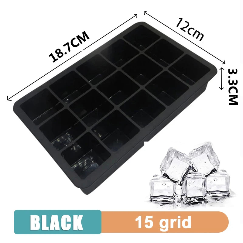 Forma de gelo em silicone com cubos grandes e tampa fechada em fundo branco