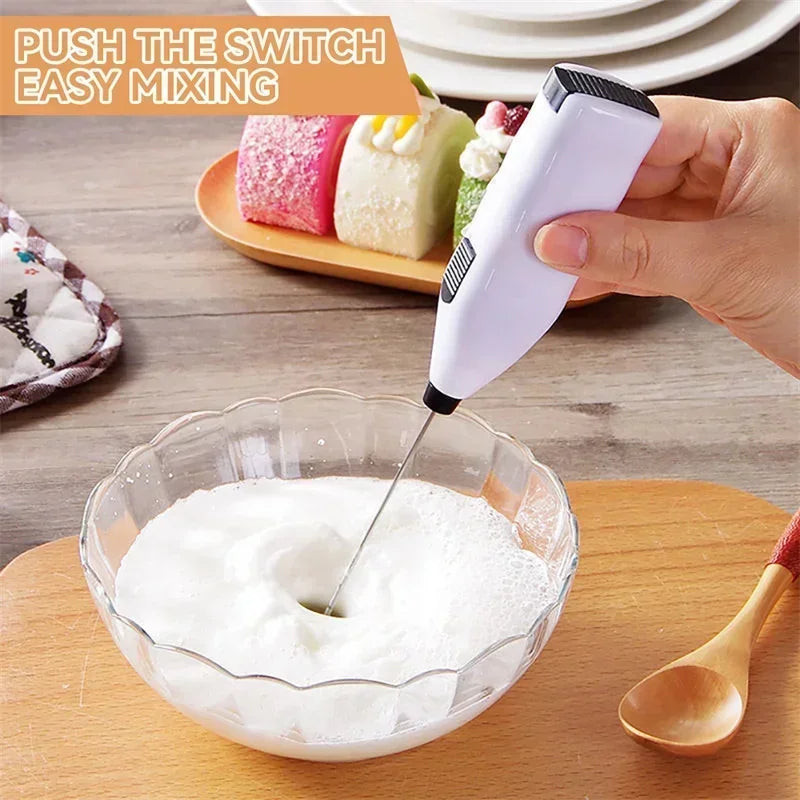 Batedor elétrico de leite e ovos mini mixer portátil em fundo branco