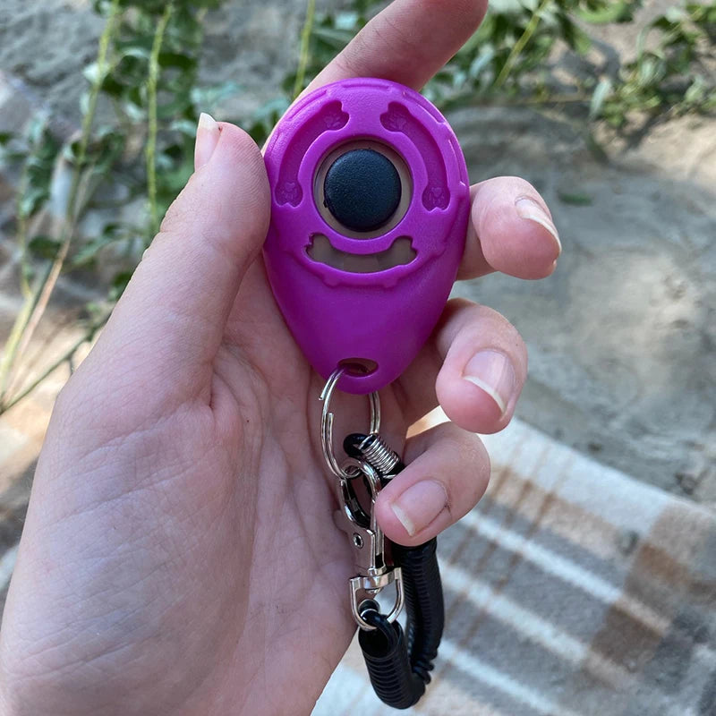 Clicker de treinamento com alça de pulso em fundo branco