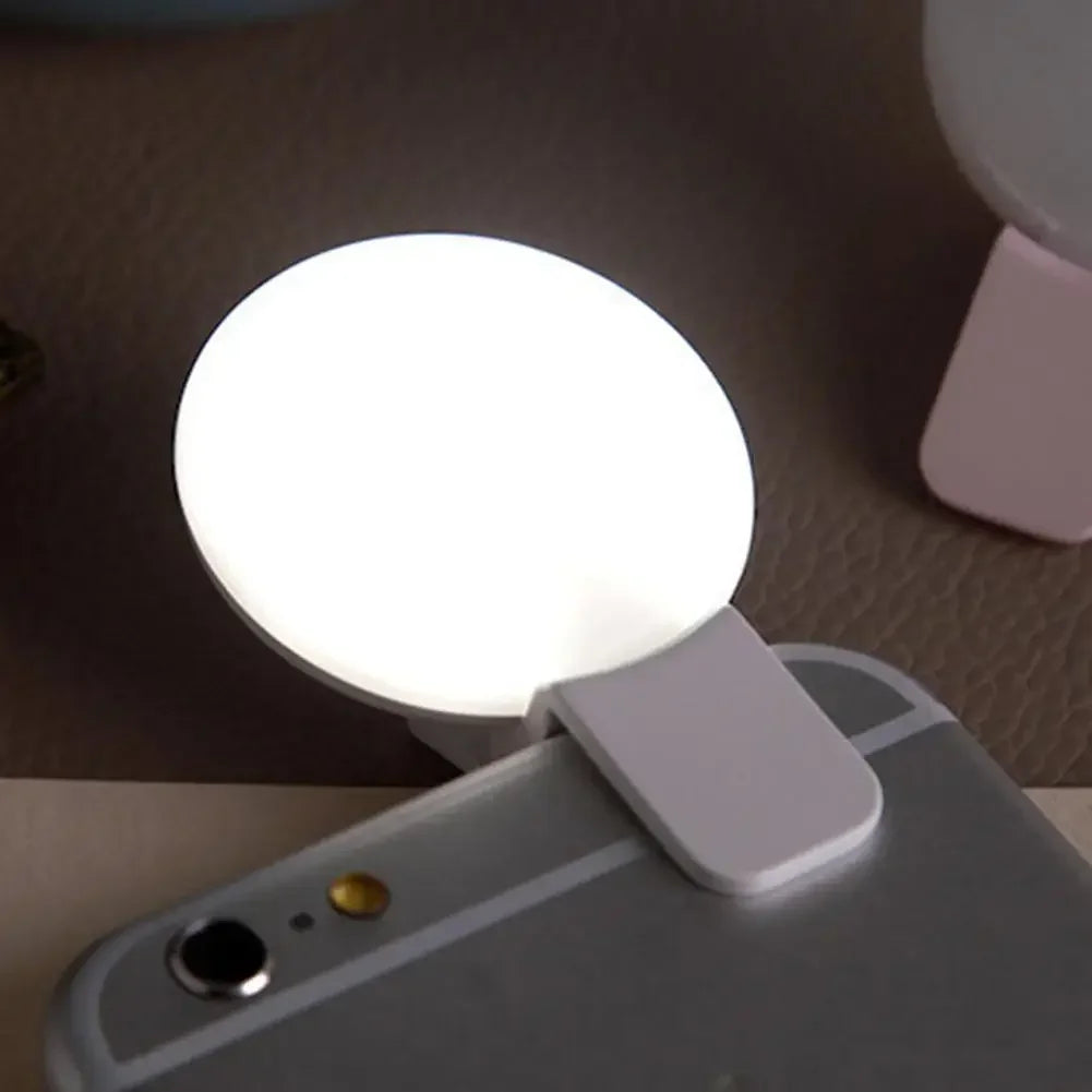 Ring light para celular clip com 3 níveis de luz em fundo branco