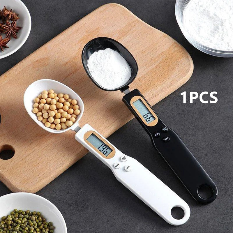 Colher medidora digital com display LCD 500g precisão 0,1g em fundo branco