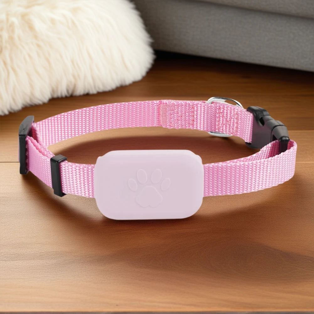Rastreador GPS para cães e gatos à prova d'água com coleira ajustável em fundo branco