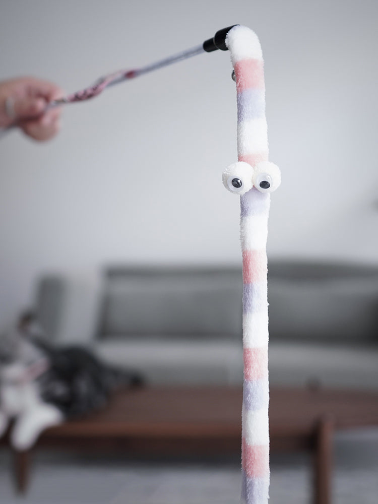 Varinha interativa com penas e sino para gatos em fundo branco