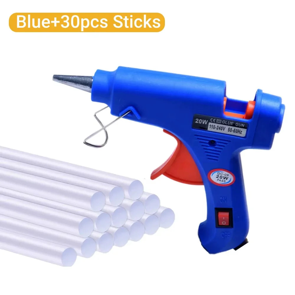 Pistola de cola quente elétrica com bastão de 7 mm em fundo branco