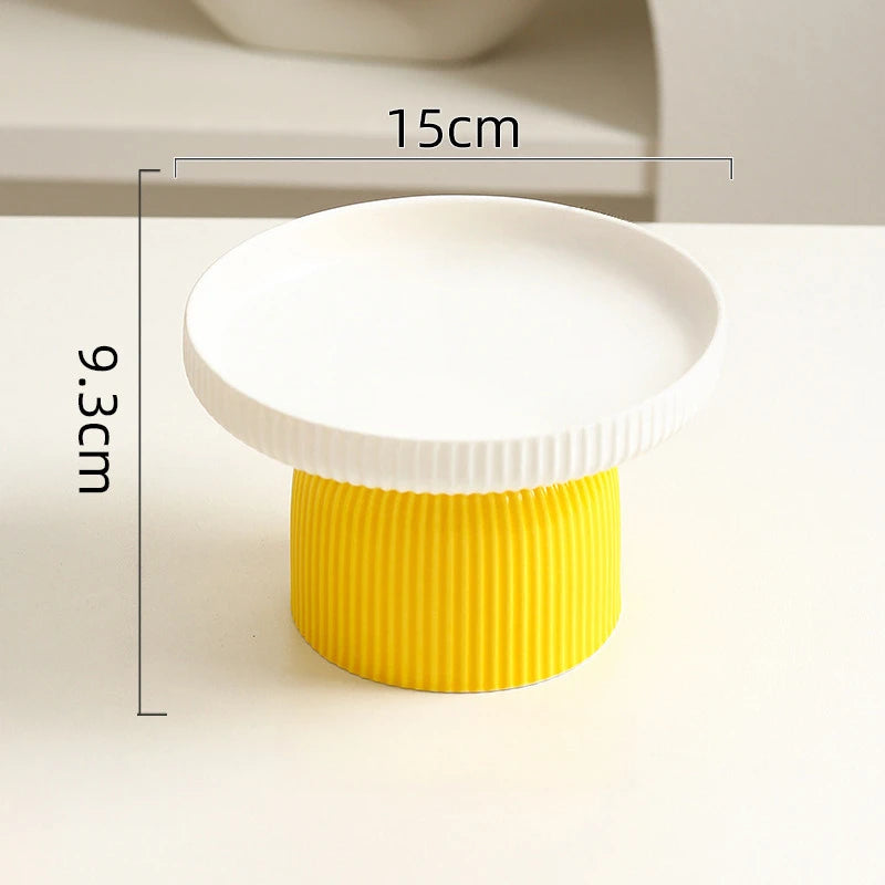 Tigela elevada de cerâmica para gatos e cães antiderrapante ergonômica em fundo branco