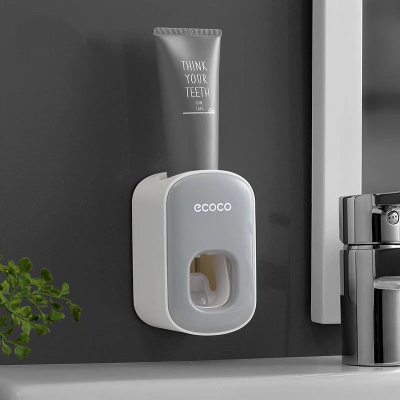 Dispenser automático de pasta de dente de parede em fundo branco