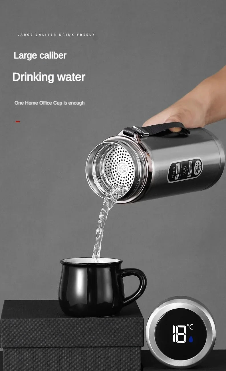 Garrafa térmica inox com display LED de temperatura em fundo branco