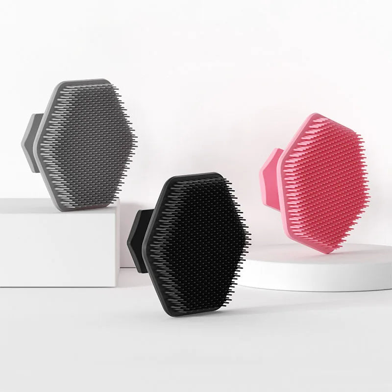 Escova facial de silicone limpeza profunda em fundo branco