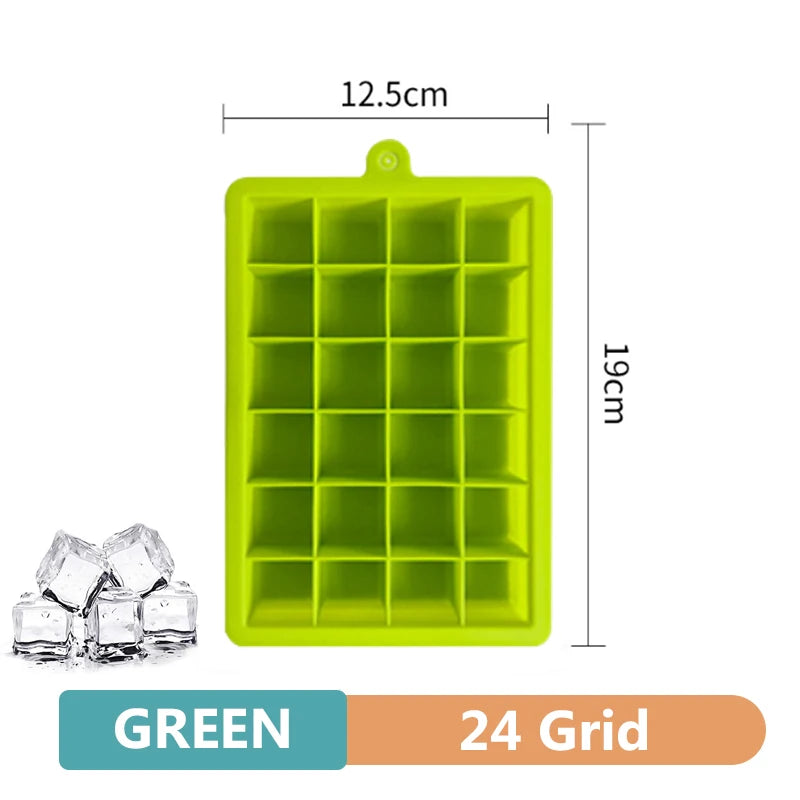 Forma de gelo em silicone com cubos grandes e tampa fechada em fundo branco