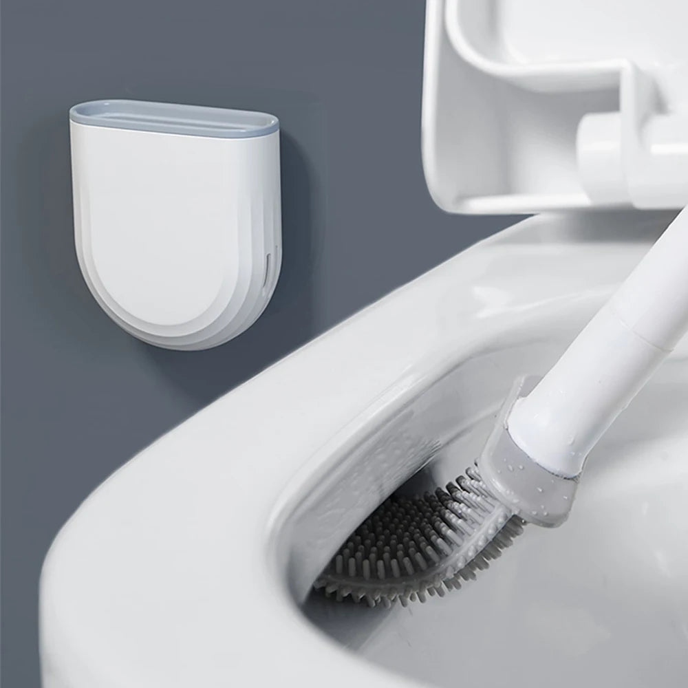 Escova de vaso sanitário em silicone com suporte de parede em fundo branco