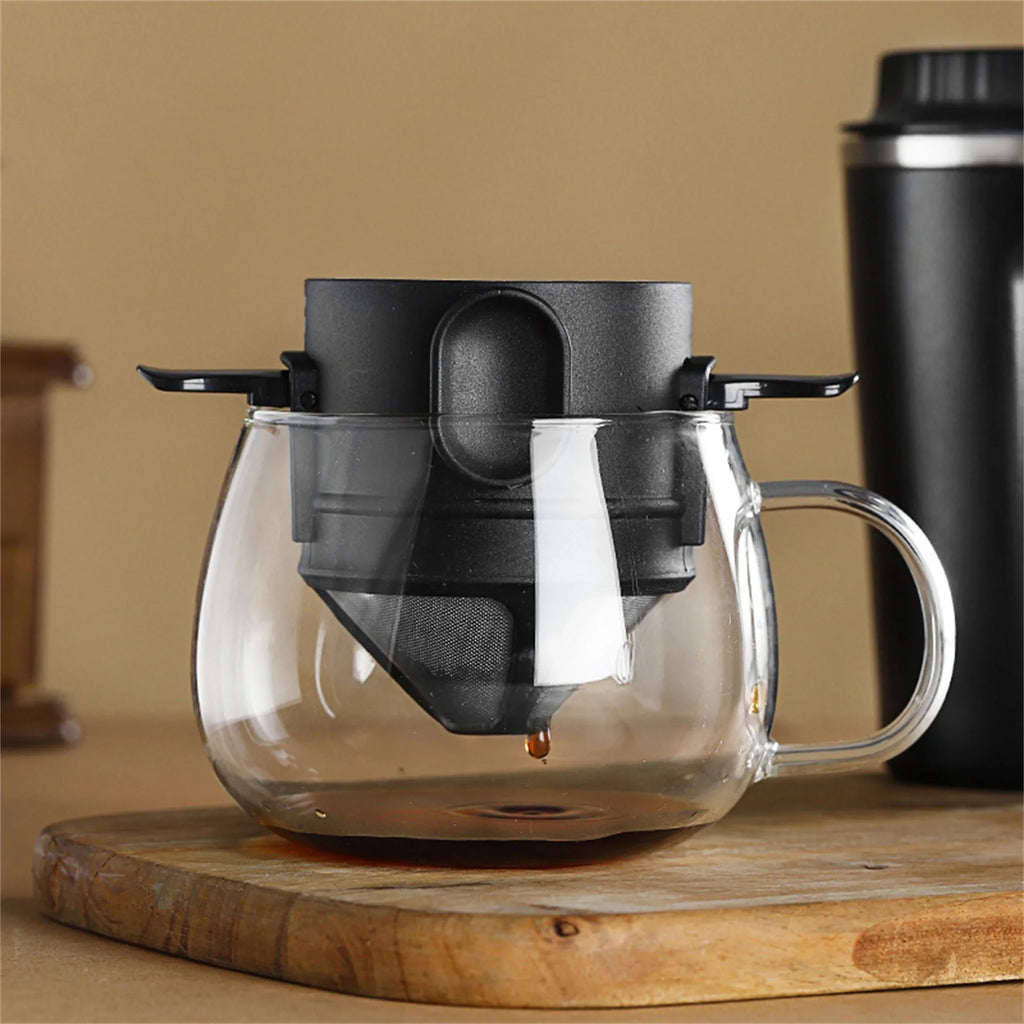 Cafeteira coador portátil inox com caneca térmica em fundo branco