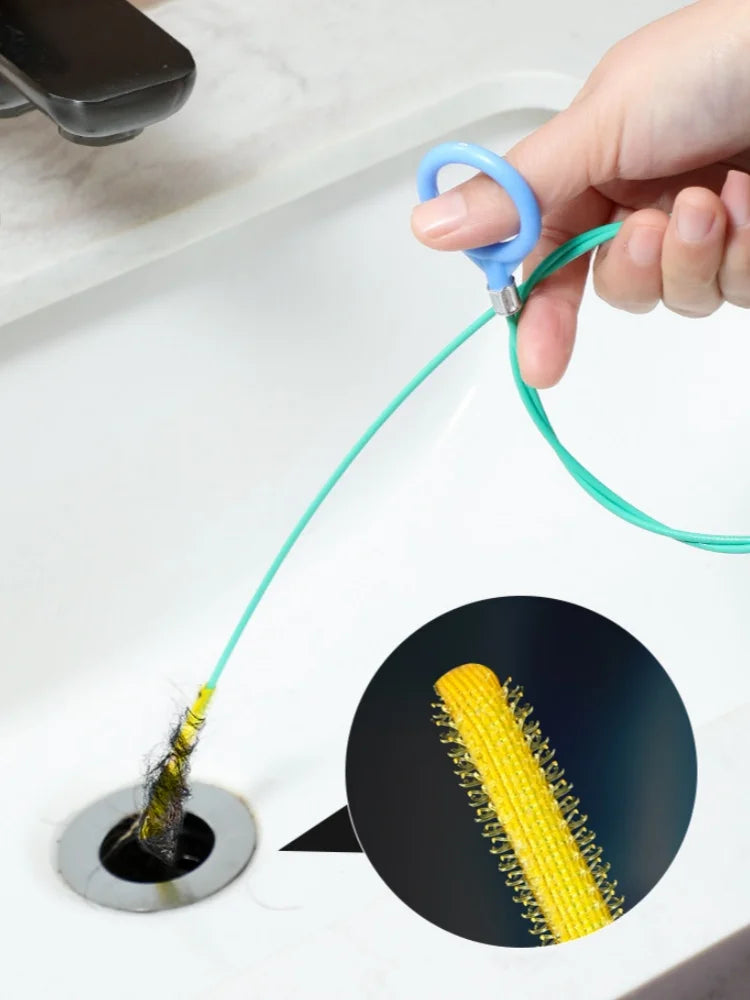 Cobra flexível metálica para desentupir ralo em fundo branco