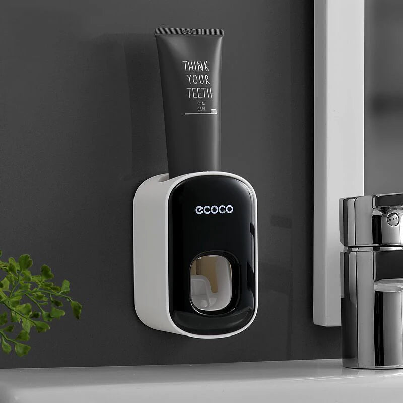 Dispenser automático de pasta de dente de parede em fundo branco