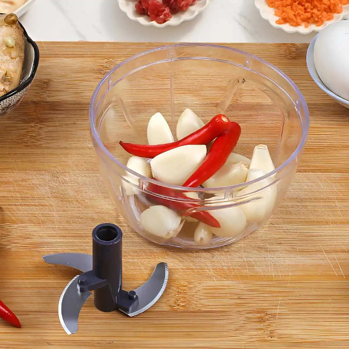 Picador manual de cordinha para alho cebola e legumes em fundo branco