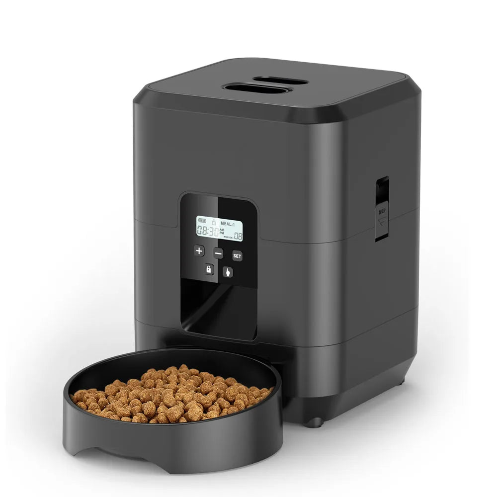 Comedouro automático para pets com timer programável e dispenser inteligente em fundo branco