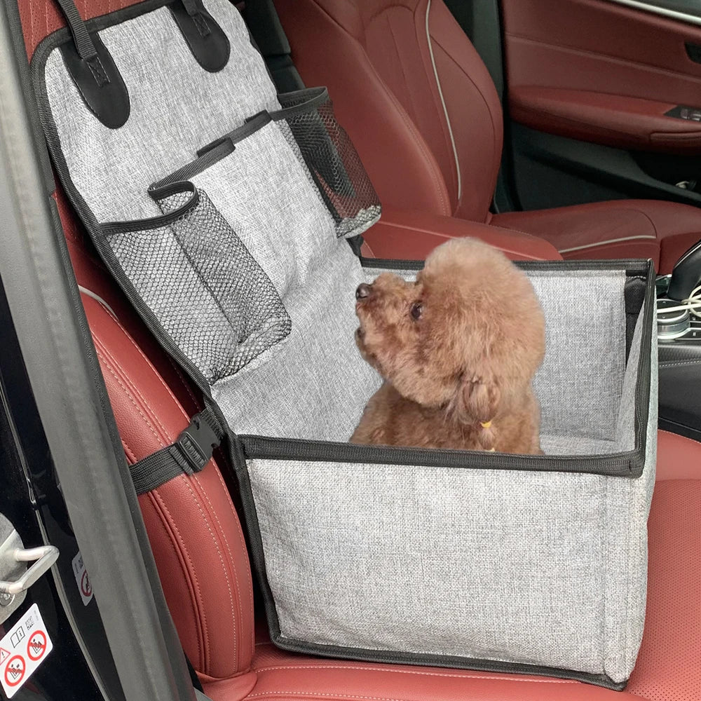 Cadeira elevatória pet para banco dianteiro do carro com bolsos em fundo branco