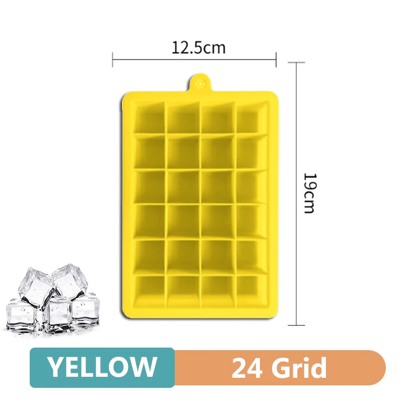 Forma de gelo em silicone com cubos grandes e tampa fechada em fundo branco