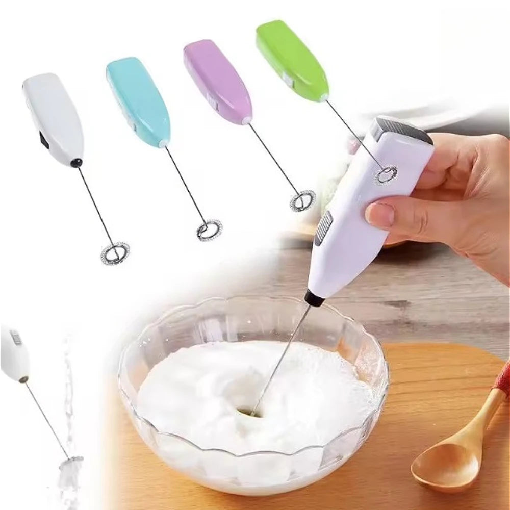 Batedor elétrico de leite e ovos mini mixer portátil em fundo branco