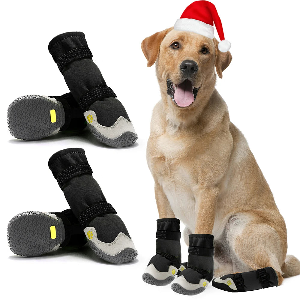 Botinhas antiderrapantes impermeáveis para cães em fundo branco