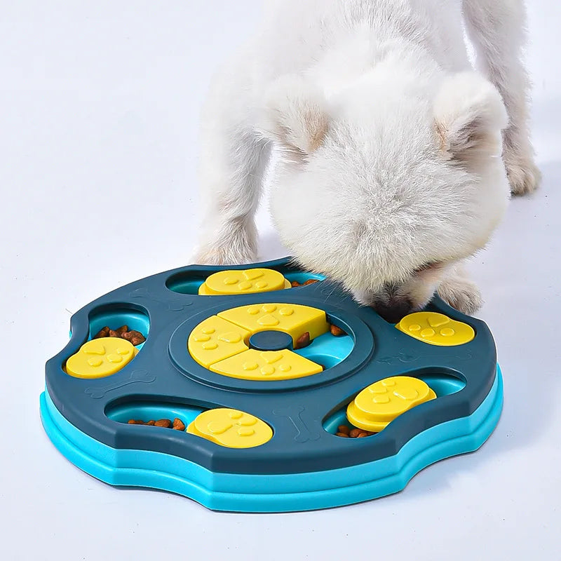 Comedouro puzzle interativo antiderrapante para cães e gatos em fundo branco