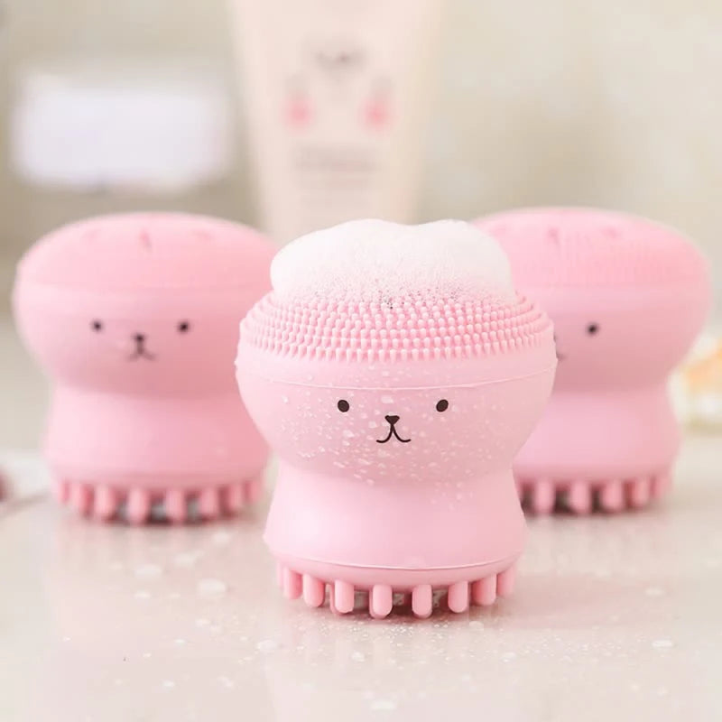 Escova facial de silicone sônica para limpeza profunda em fundo branco