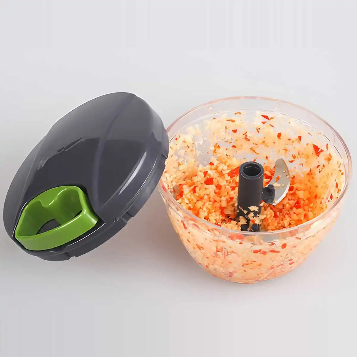 Picador manual de cordinha para alho cebola e legumes em fundo branco